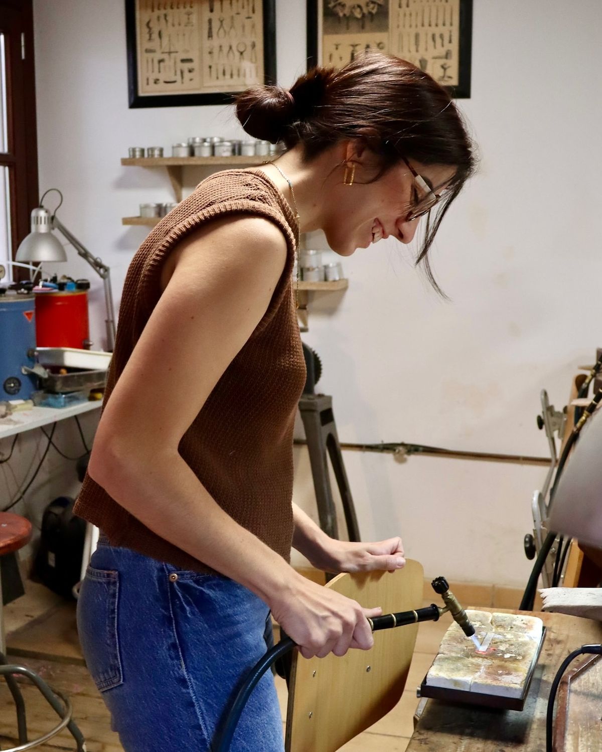 Damaris trabajando en su taller